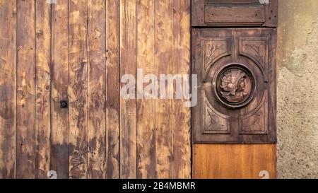 Detail einer Holzschnitzerei in einer Tischlerwerkstatt in Narbonne Stockfoto