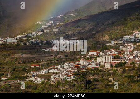 Spanien, Kanarische Inseln, Gran Canaria, Tejeda, hohen Winkel mit Blick auf das Dorf mit Regenbogen Stockfoto