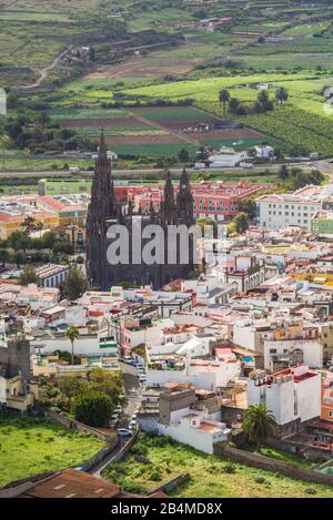 Spanien, Kanarische Inseln, Gran Canaria, Arucas, hohen Winkel Ausblick auf die Stadt und die Kirche Iglesia de San Juan Stockfoto