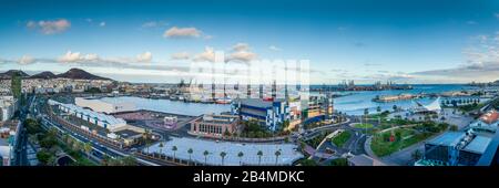 Spanien, Kanarische Inseln, Gran Canaria, Las Palmas de Gran Canaria, mit Blick auf den Hafen mit dem Centro Comercial El Muelle, Shopping Plaza, Dämmerung Stockfoto