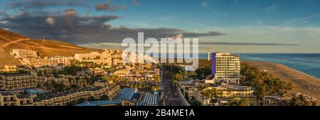 Spanien, Kanarische Inseln, Insel Fuerteventura, Morro jable, Blick auf die Skyline der Stadt am Strand Playa del Matorral, Sonnenuntergang Stockfoto