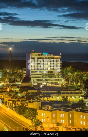 Spanien, Kanarische Inseln, Insel Fuerteventura, Morro jable, Blick auf die Skyline der Stadt am Strand Playa del Matorral, Morgengrauen Stockfoto