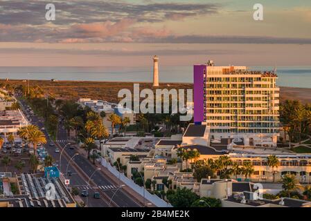 Spanien, Kanarische Inseln, Insel Fuerteventura, Morro jable, Blick auf die Skyline der Stadt am Strand Playa del Matorral, Sonnenuntergang Stockfoto