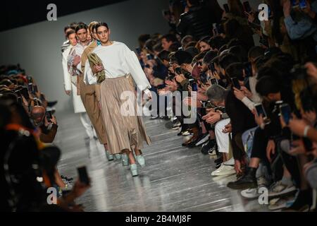 Lissabon, Portugal. März 2020. Models zeigen Carlos Gil Kollektion auf der ModaLisboa Awake während der Lissabon Fashion Week in Lissabon. Credit: Sopa Images Limited/Alamy Live News Stockfoto