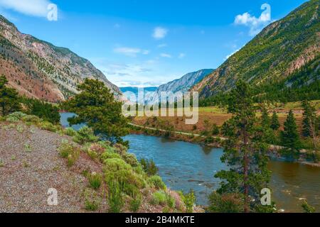 Blick auf den Similkamin River und die umliegenden Berge vom Crowsnest Highway (Highway 3). British Columbia. Kanada Stockfoto