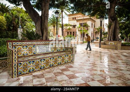 Spanien, Kanarische Inseln, Teneriffa, Santa Cruz de Tenerife, Plaza 25 de Julio, Anfang des 20. Jahrhunderts Park mit Bänken in den antiken Werbung aus Azulejo Kacheln bedeckt Stockfoto