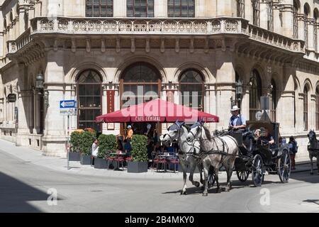 Fiaker vor dem Cafe Central (im Palais Ferstel), Herrengasse 14, 1. Bezirk, Wien, Österreich Stockfoto