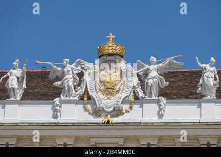 Detailfragen der Hofburg, Blick vom innersten Burghof auf die Versetzungen am Dach des Reichspanzleitregals, 1. Bezirk, Innere Stadt, Wien, Österreich Stockfoto