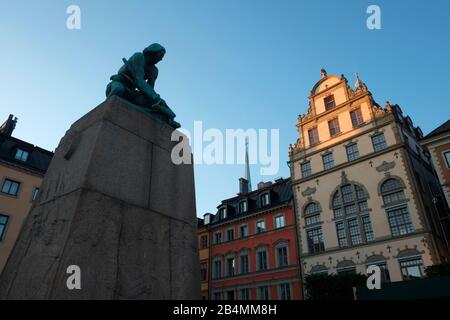 Statue eines Mannes mit einer Armbrust, Gamla Stan in Stockholm, Schweden Stockfoto