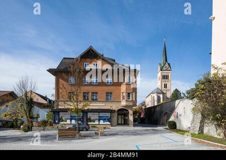 Prehauserplatz und Pfarrkirche Mariä Himmelfahrt, Radstadt, Pongau, Land Salzburg, Österreich, Oktober 2019 Stockfoto