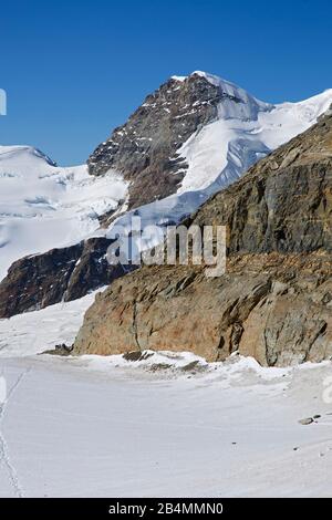 Blick vom Moenchsjoch über den Jungfraufirn auf das Gletscherhorn. Im Vordergrund die Felsen des Südostgrats der Moench. Stockfoto