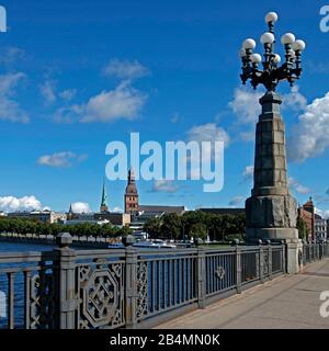 Baltische Staaten, Lettland, Riga, Panoramaaussicht von der Steinbrücke (Akmens Tilts) über die Daugava zur Altstadt von Riga mit dem Dom Stockfoto