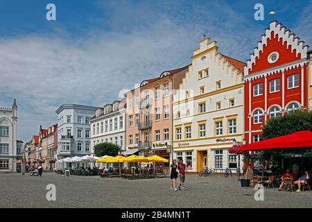 Deutschland, Mecklenburg-Vorpommern, Greifswald, Marktplatz mit Stadthäusern aus der Gotik, Renaissance und dem Barock Stockfoto