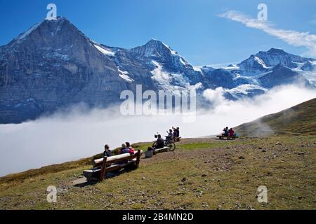 Blick von Honegg auf den Hoehenweg zur kleinen Scheidegg bei Wengen über das Tal von Grindelwald zur Nordwand des Eiger, der Moench und der Jungfrau. Stockfoto