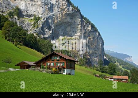 Altes Bauernhaus vor den Staubbacher Wasserfällen im Lauterbrunnental. Stockfoto