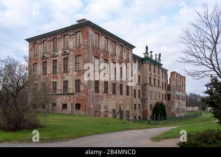 Deutschland, Sachsen-Anhalt, Zerbst, Blick auf die Burgruine der ehemaligen Fürstresidenz Anhalt-Zerbst. Bei einem Bombenanschlag im zweiten Weltkrieg wurde das Gebäude schwer beschädigt Auf dem Schloss wohnte unter anderem Sophie Augustine Friederike von Anhalt-Zerbst, die später russische Zarin Katharina die Große wurde. Stockfoto