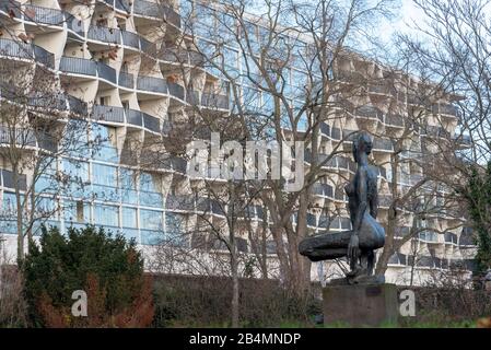 Deutschland, Sachsen-Anhalt, Magdeburg, saniertes Fertighaus in der Regierungsstraße heißt "WOBAU-WELLE". Stockfoto