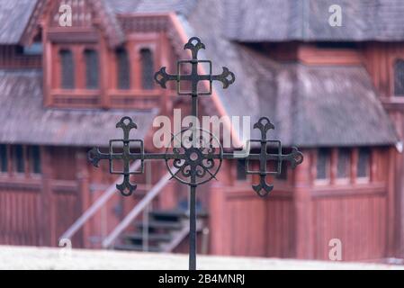 Deutschland, Niedersachsen, Harz, Goslar, Gustav-Adolf-Stave-Kirche in Hahnenklee, Kreuz, Detail. Stockfoto