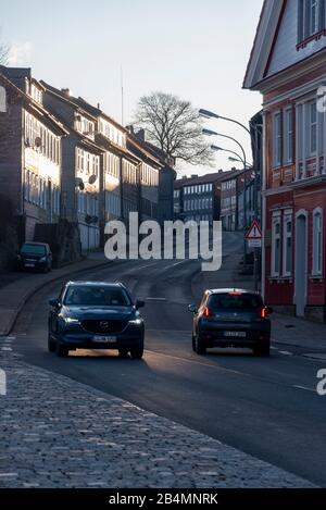 Deutschland, Niedersachsen, Clausthal-Zellerfeld, Goslar, Oberharz, Blick auf eine Durchgangsstraße, Wohnhäuser, Autos Stockfoto