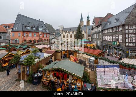 Deutschland, Niedersachsen, Harz, Goslar, Blick aus einem Fenster auf den traditionellen Weihnachtsmarkt in Goslar. Stockfoto