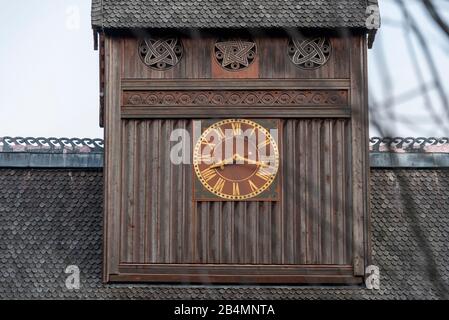 Deutschland, Niedersachsen, Harz, Goslar, Gustav Adolf Stave Kirche in Hahnenklee, Turmuhr und heidnische Symbole, Detail. Stockfoto