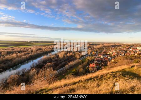 Bratislava (Pressburg): Schloss Hof (links), Flussmarsch (Morava), Freiheitsbrücke, Bezirk Devinska Nova Ves (Theben-Neudorf) (rechts) in der Slowakei Stockfoto