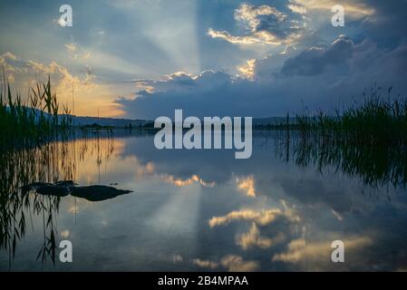 Sommer in Bayern. Eindrücke aus dem Alpenvorland: Trübe Stimmung am Kochelsee Stockfoto