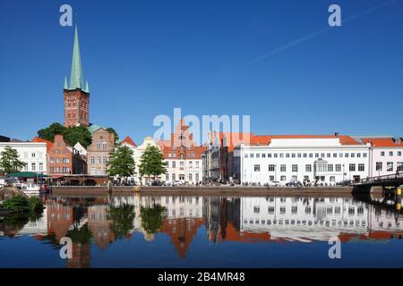 Historische Häuser an der Obertrave mit Petrikkirche, Lübeck, Schleswig-Holstein, Deutschland, Europa Stockfoto