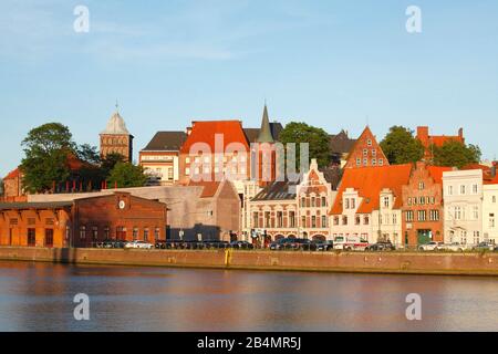 Burgtor und European Hanseatic Museum mit Stadttrave im Abendlicht, Lübeck, Schleswig-Holstein, Deutschland, Europa Stockfoto