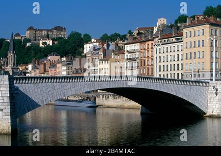 Gebäude am Flussufer mit der Brücke Pont Bonaparte über die Saone in Lyon, Frankreich, Auvergne-Rh -Alpen Stockfoto