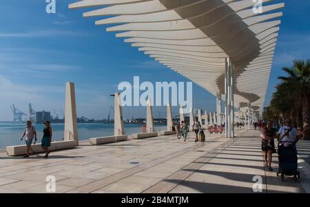 Eines Tages in Málaga; Impressionen aus dieser Stadt in Andalusien, Spanien. Die schöne moderne Promenade "El Palmeral de las Sorpresas" des Architekten Jerónimo Junquera. Stockfoto