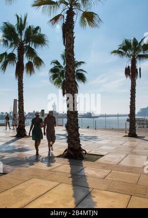 Eines Tages in Málaga; Impressionen aus dieser Stadt in Andalusien, Spanien. Die schöne moderne Promenade "El Palmeral de las Sorpresas" des Architekten Jerónimo Junquera. Ein Spaziergang. Stockfoto