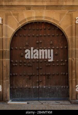 Eines Tages in Málaga; Impressionen aus dieser Stadt in Andalusien, Spanien. Alte Holztür. Stockfoto