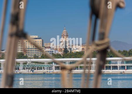 Kathedrale von Málaga: Santa Iglesia Catedral Basílica de la Encarnación, seit 1931 Nationaldenkmal (Bien de Interés Cultural). Blick durch die Seile eines historischen Dreimasters im Hafen. Stockfoto