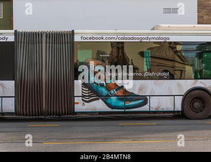 Eines Tages in Málaga; Impressionen aus dieser Stadt in Andalusien, Spanien. Öffentlicher Bus mit Werbung für eine Schuhmarke Stockfoto