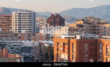 Eines Tages in Málaga; Impressionen aus dieser Stadt in Andalusien, Spanien. Blick über Málaga in der Nähe des Hauptbahnhofs. Stockfoto