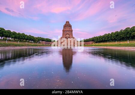 Deutschland, Sachsen, Leipzig, Völkerschlachtdenkmal bei Sonnenuntergang, Wasserspiegelung Stockfoto