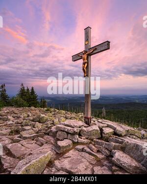 Deutschland, Bayern, Nationalpark Bayerischer Wald, Blick vom Gipfel Lusen bei Sonnenuntergang, Gipfelkreuz Stockfoto