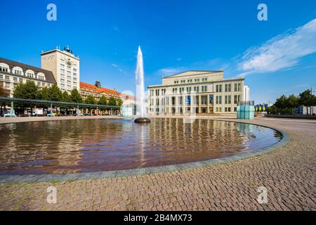 Deutschland, Sachsen, Leipzig, Augustusplatz, Oper und Krochhochhaus, vor dem Opernbrunnen mit Brunnen Stockfoto