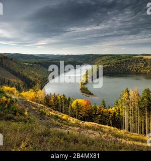 Deutschland, Thüringen, Naturpark Thüringer Schiefergebirge, obere Saale, Blick auf den Hohenwarte-Stausee im Herbst, dunkle Wolken Stockfoto