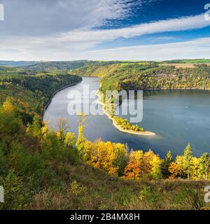 Deutschland, Thüringen, Naturpark Thüringer Schiefergebirge, obere Saale, Blick auf den Hohenwarte-Stausee im Herbst Stockfoto