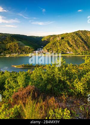 Deutschland, Rheinland-Pfalz, St. Goarshausen, Welterbe-Kulturlandschaft Oberes Mittelrheintal, Blick über den Rhein nach Wellmich mit Schloss Maus Stockfoto