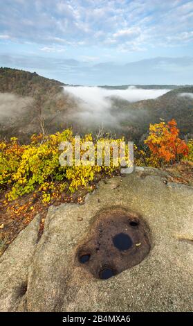 Deutschland, Sachsen-Anhalt, Thale, Harz, Die Roßtrappe im Herbst, Morgennebel im Bodetal Stockfoto