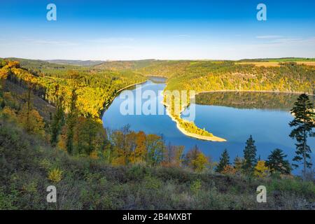 Deutschland, Thüringen, Naturpark Thüringer Schiefergebirge, obere Saale, Blick auf den Hohenwarte-Stausee im Herbst Stockfoto