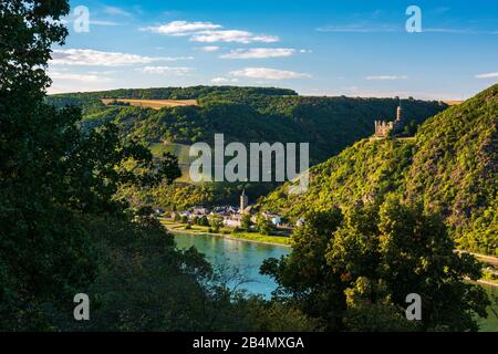 Deutschland, Rheinland-Pfalz, St. Goarshausen, Welterbe-Kulturlandschaft Oberes Mittelrheintal, Blick über den Rhein nach Wellmich mit Schloss Maus Stockfoto