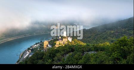 Deutschland, Rheinland-Pfalz, bei Kamp-Bornhofen, Welterbe-Kulturlandschaft Oberes Mittelrheintal, Blick auf den Rhein und die feindlichen Brüder, die unmittelbar angrenzenden Burgen Sterrenberg und Liebenstein, Morgennebel Stockfoto