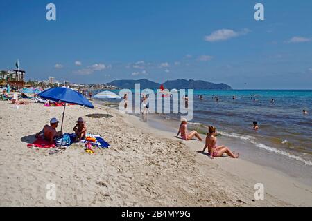 Cala Millor, Strand, Strandgänger zum Sonnenbaden, Mallorca, Balearen, Spanien Stockfoto