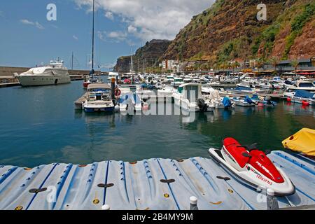 Calheta Angeln und Jachthafen, im Hintergrund: Hotel Calheta Beach, Calheta, Madeira, Portugal Stockfoto