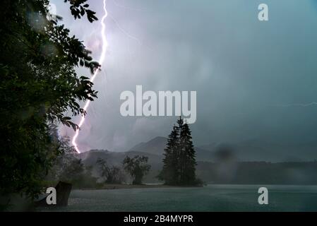 Gewitter am Walchensee bei starkem Wetter Stockfoto