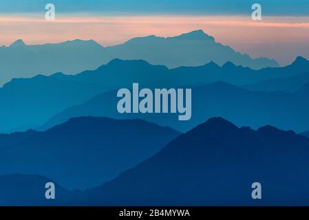 Blkich vom Sonnjoch im Karwendel nach Osten über die Alpen am frühen Morgen Stockfoto
